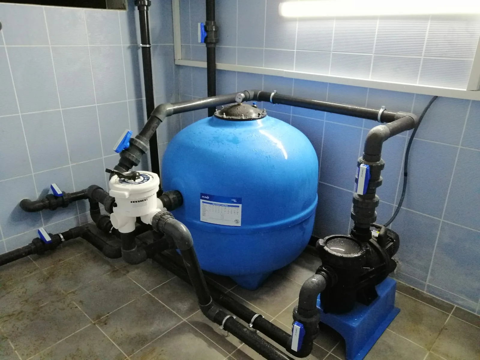 Havuz makine dairesinde filtre tankı, pompa ve boru tesisatı